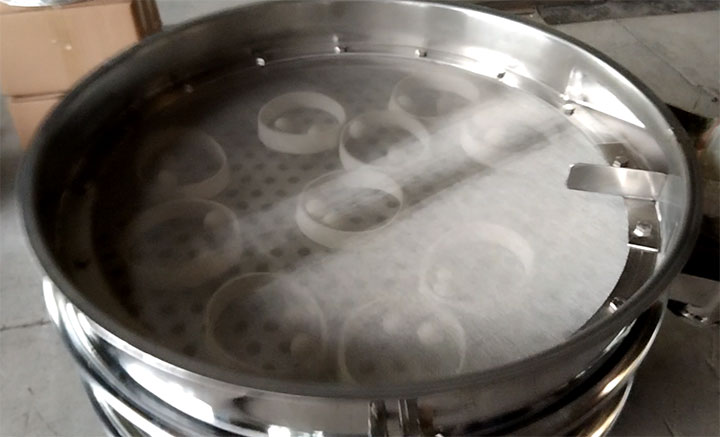 Stainless steel vibrating screen bouncing ball cleaning device