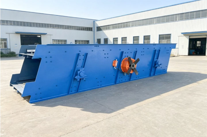 A newly manufactured heavy-duty circular vibrating screen at the factory yard, showing solid side-plate reinforcement and exciter assembly.