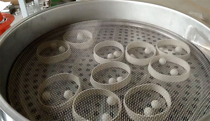 Bouncing ball screen cleaning device